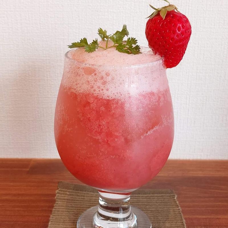 生いちごソーダ(コーヒーとパフェのお店 KUROCAFE)