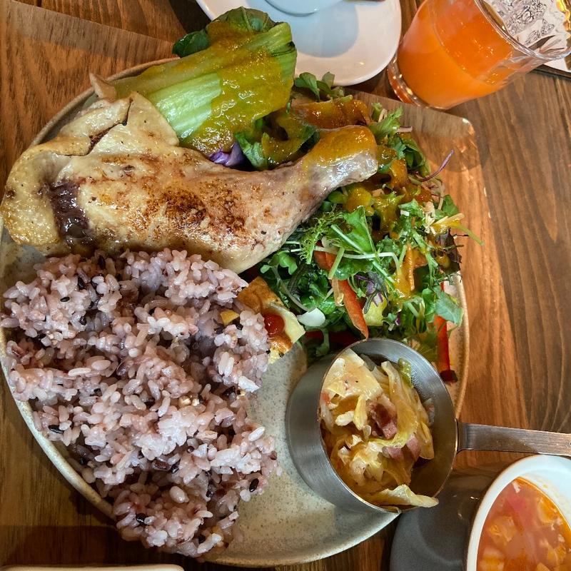 6時間低温調理のホロホロやわらか骨付きチキンプレート(やさいの王様 用賀店)