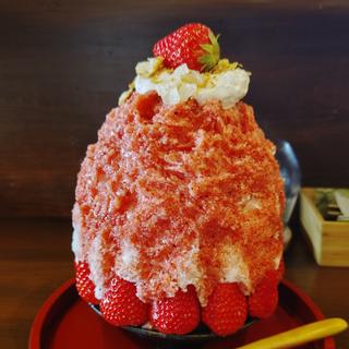 苺のかき氷～ヨーグルトクリームと削りチーズ～(カブトナゴヤ)