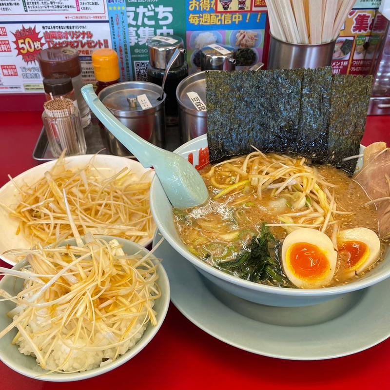 ネギ味噌ラーメン、半ライス、ネギ別皿(ラーメン山岡家 春日部店)