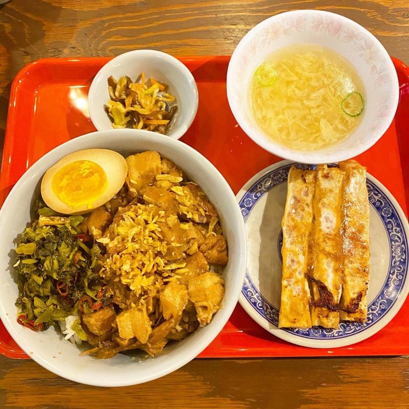 肉飯と名物鍋貼棒焼餃子(台北餃子 次次（チィチィ）有楽町店)