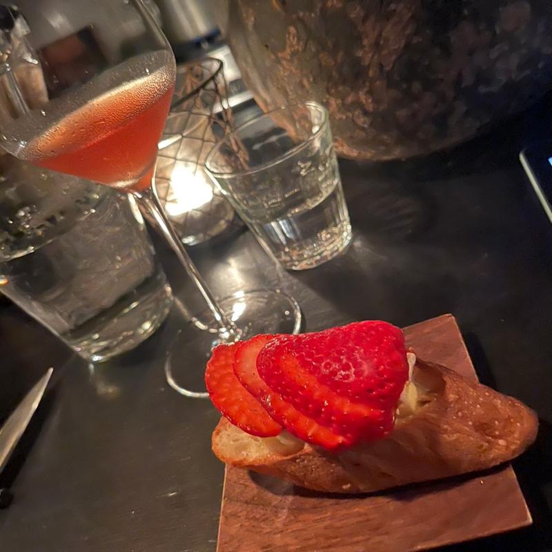 苺と白カビのチーズのクロスティーニ(エンジン )