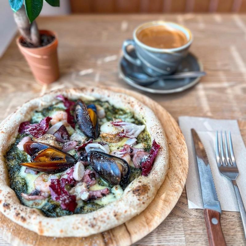 魚介類のジェノベーゼPIZZA(5 waters cafe)