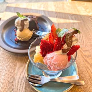 苺とシフォンケーキのパフェ(5 waters cafe)