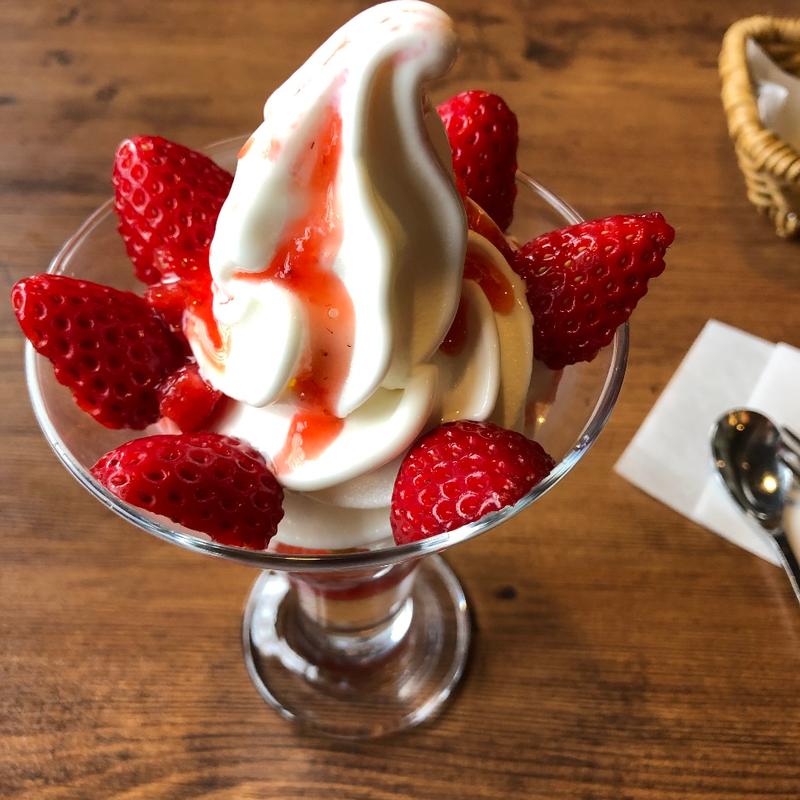 イチゴパフェ(びっくりドンキー琴似店)