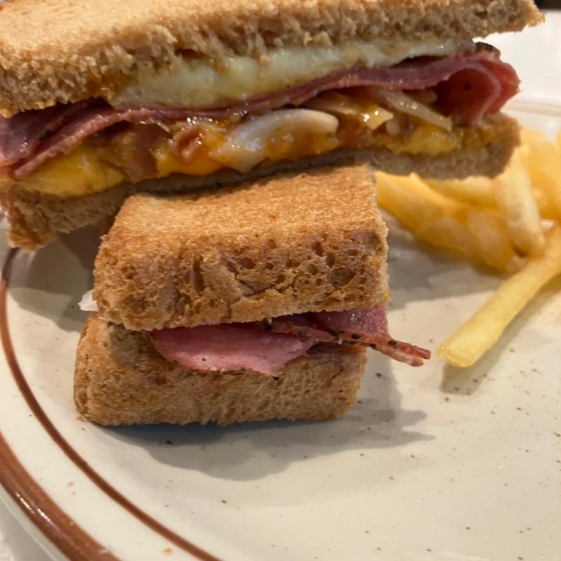 メルトチーズ＆パストラミグリルサンド（ポテト付）(J.S. BURGERS CAFE 大同生命札幌ビルmiredo店)