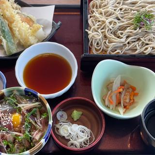 紫蘇そばとミニ藁焼き鰹丼(北海道生まれ和食処とんでん つきみ野店)
