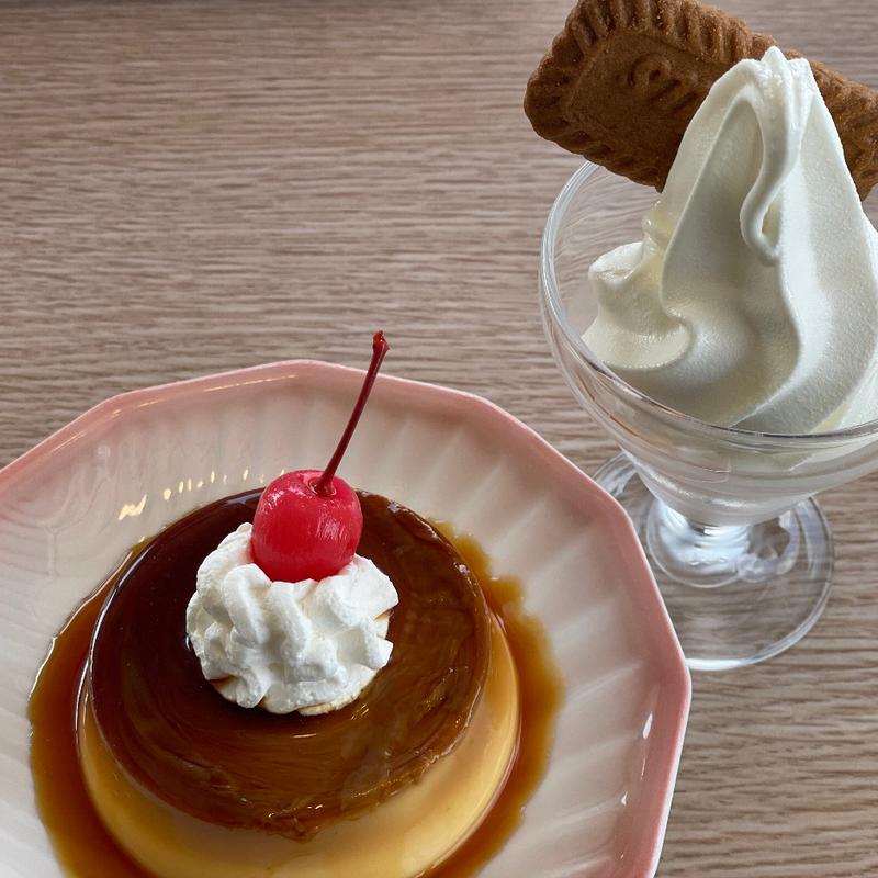 懐かしの昭和プリンと北海道牛乳ソフト(ビスケット添え)(北海道生まれ和食処とんでん つきみ野店)