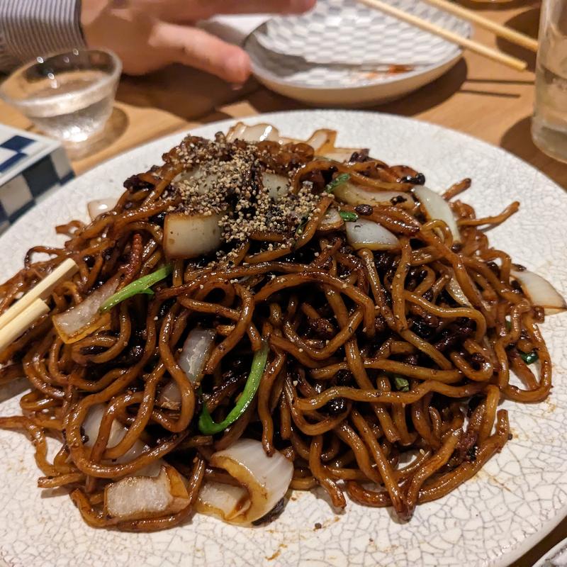 黒胡麻のスパイス焼きそば(焼鳥IPPON)