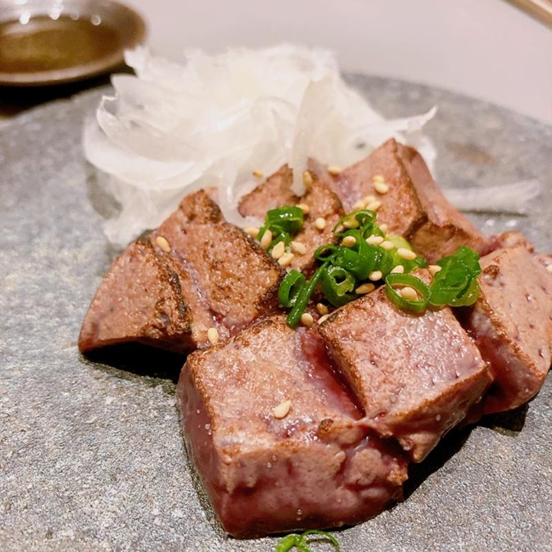 炙り牛レバー(お酒とヒトサラ 真皿)