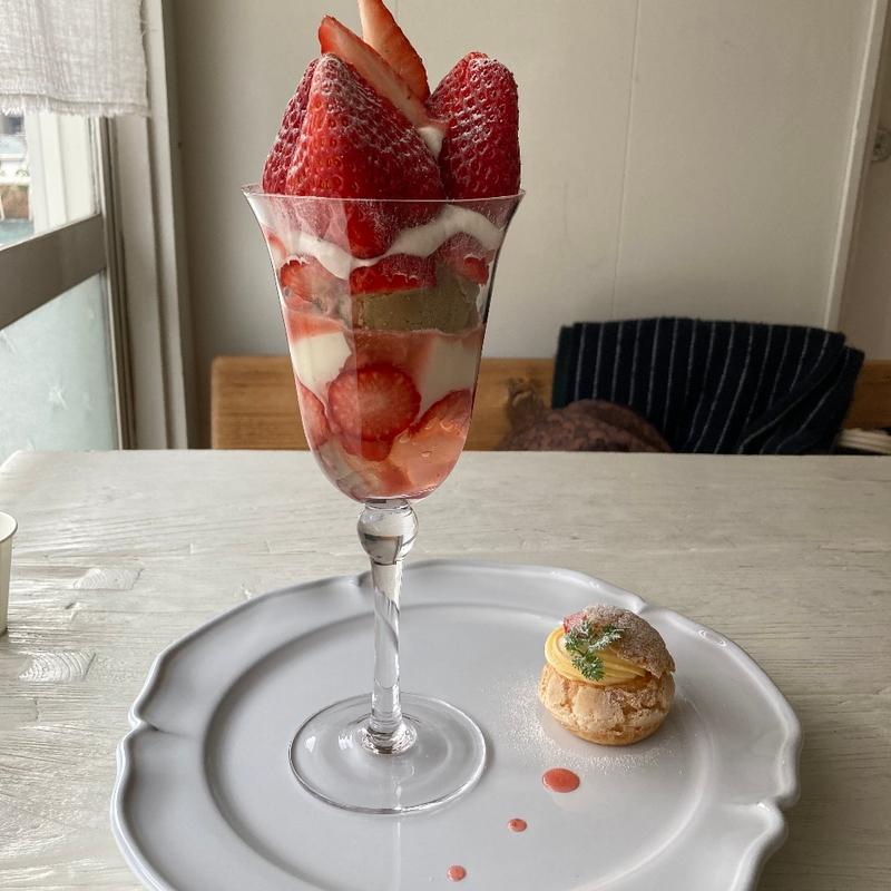 いちごのパフェ(夏空)