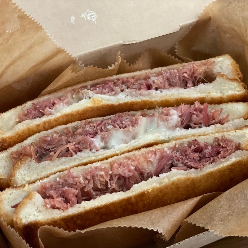 コンビーフとモッツァレラチーズのホットサンド(千駄木腰塚 横濱精肉店)