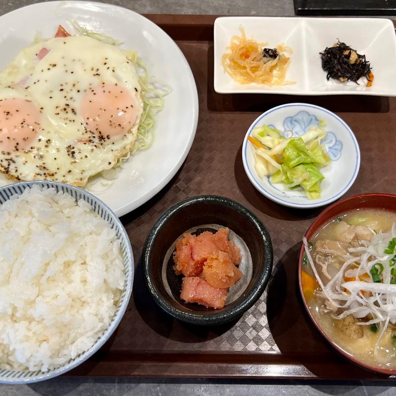 ハムエッグ定食：豚汁：明太子(酒と飯　たまる食堂)