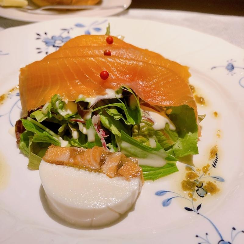 自家製スモークサーモンのサラダ（ランチコース）(シェモモ )