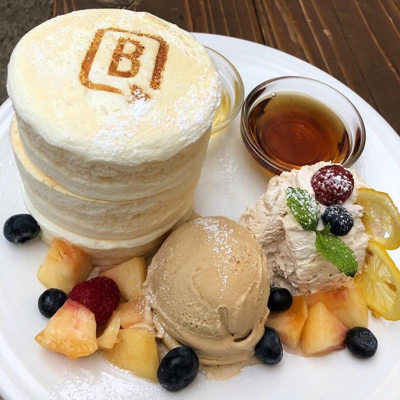 ホワイトスフレパンケーキ フルーツ添え(BURN SIDE ST CAFE （バーンサイドストリートカフェ）)