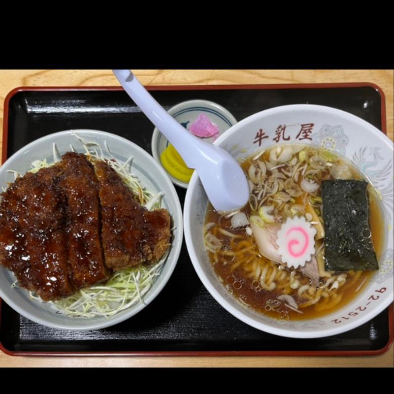 Aセット　カツ丼1人前と半ラーメン(牛乳屋食堂 （ぎゅうにゅううやしょくどう）)