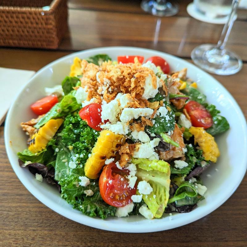 ケイジャンチキン ケール コーン フェタチーズのサラダ(IVY PLACE)