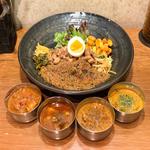 ろかプレート+ゲリラ限定+ぷちカレー3種(SPICY CURRY 魯珈 （スパイシーカレー ろか）)