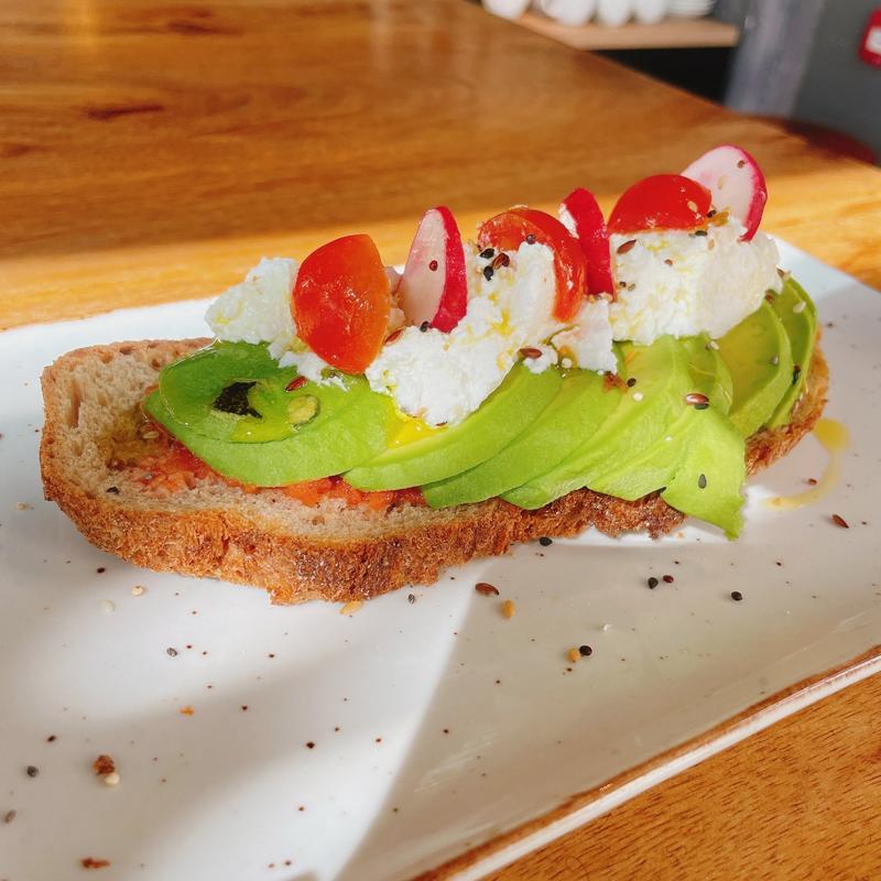 Avocado, cottage cheese, radishes and seeds mix(Comarca Cuina L’Hocal)