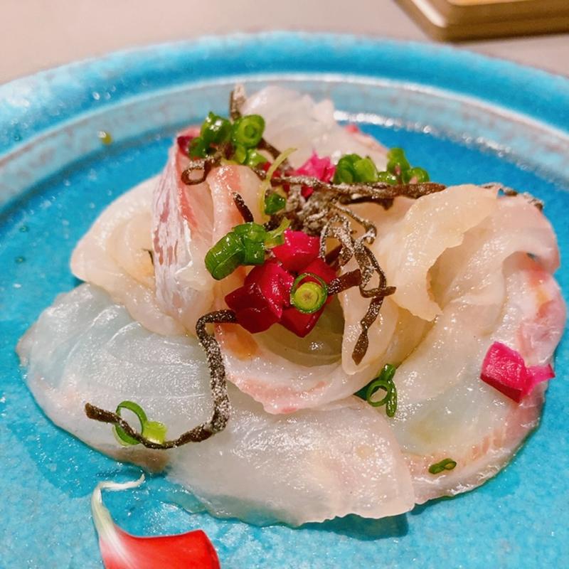 塩昆布としば漬けのカルパッチョ(お酒とヒトサラ 真皿)