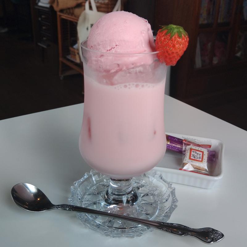 春限定クリームソーダ　いちごみるく(喫茶 マルク)