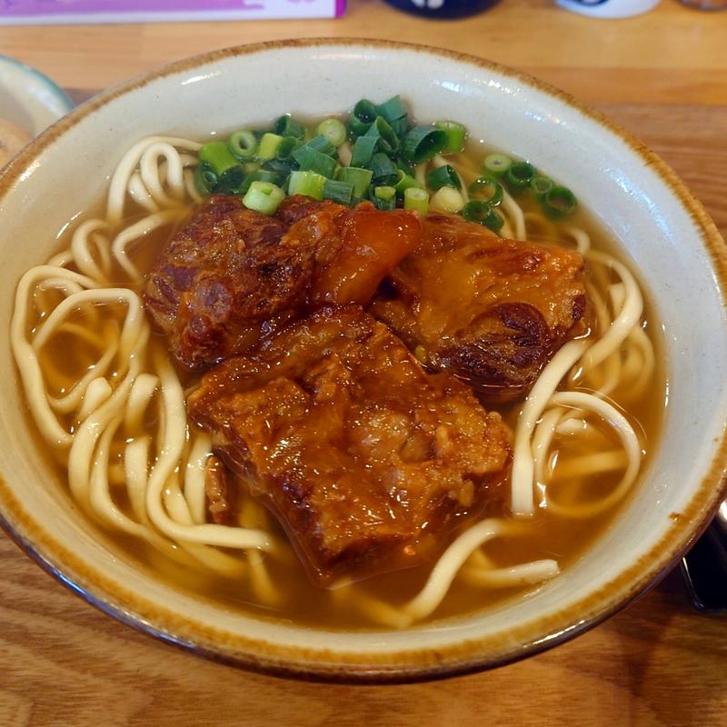 ソーキそば(沖縄そば専門店 菊鶴そば)