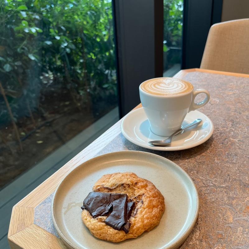 フラットホワイト(オールプレス・エスプレッソ 虎ノ門 カフェ)