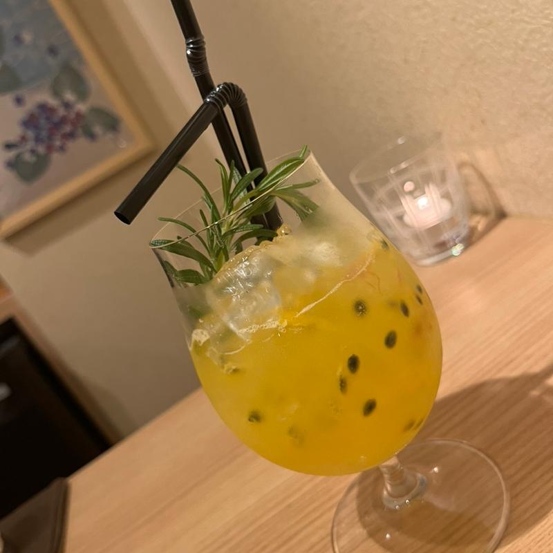 パッションフルーツとローズマリーのモヒート(Bar和ごころ赤坂)