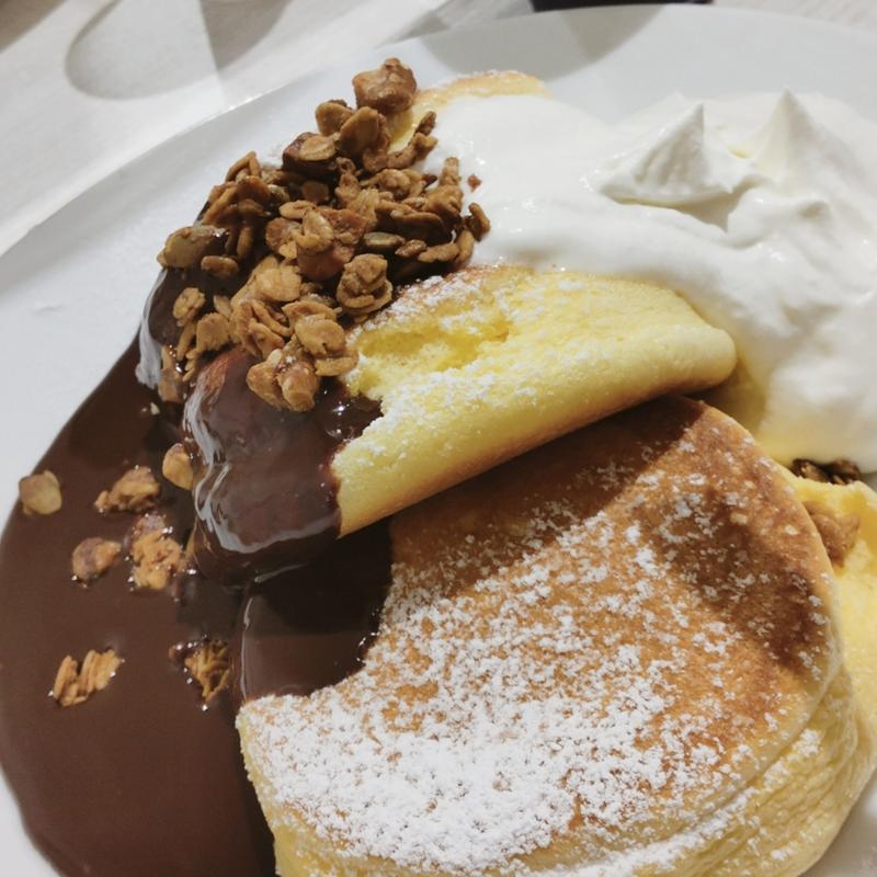 ホットチョコレートパンケーキ自家製グラノーラがけ(幸せのパンケーキ新潟店)