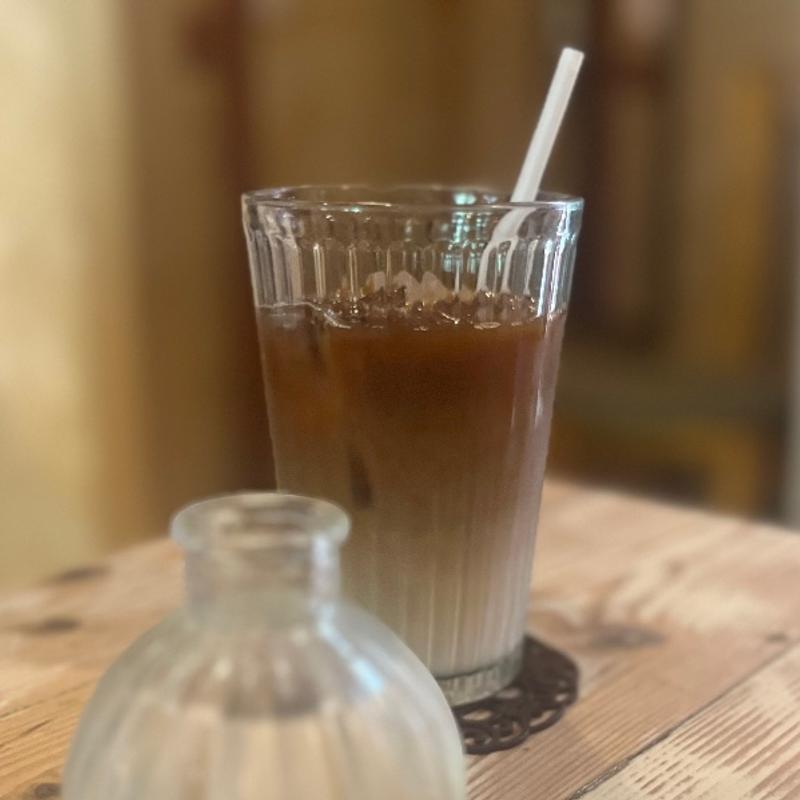 カフェオレ（アイス）(クワモンペ （KUWA MONPE）)