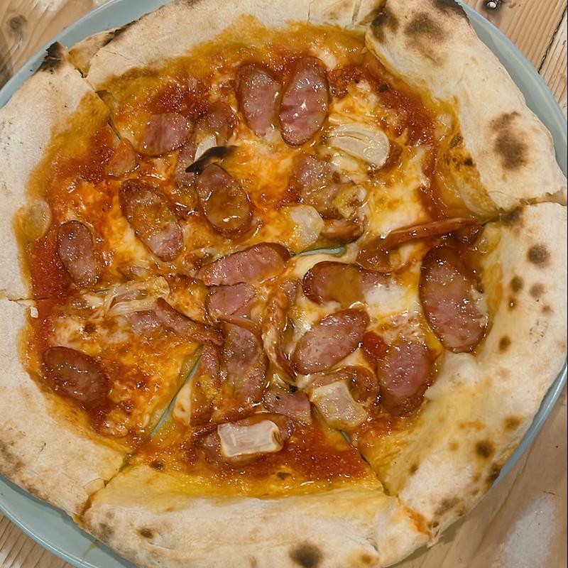 あらびきソーセージとニンニク(クワモンペ （KUWA MONPE）)