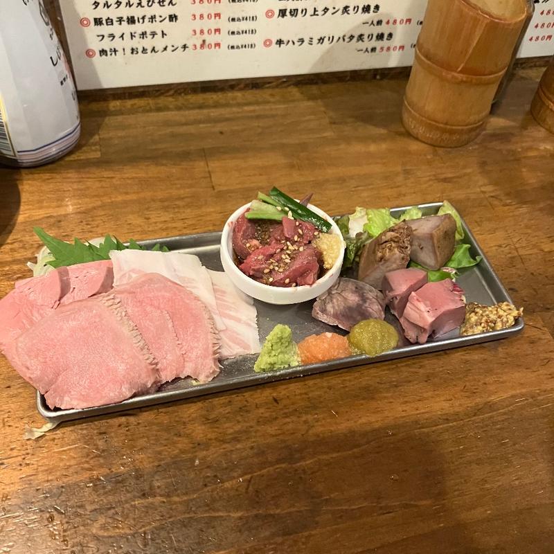お任せ刺し三点盛り(もつ焼き おとんば 上野店)