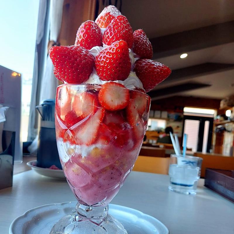 苺パフェ(310 IWANUMA-BASE)