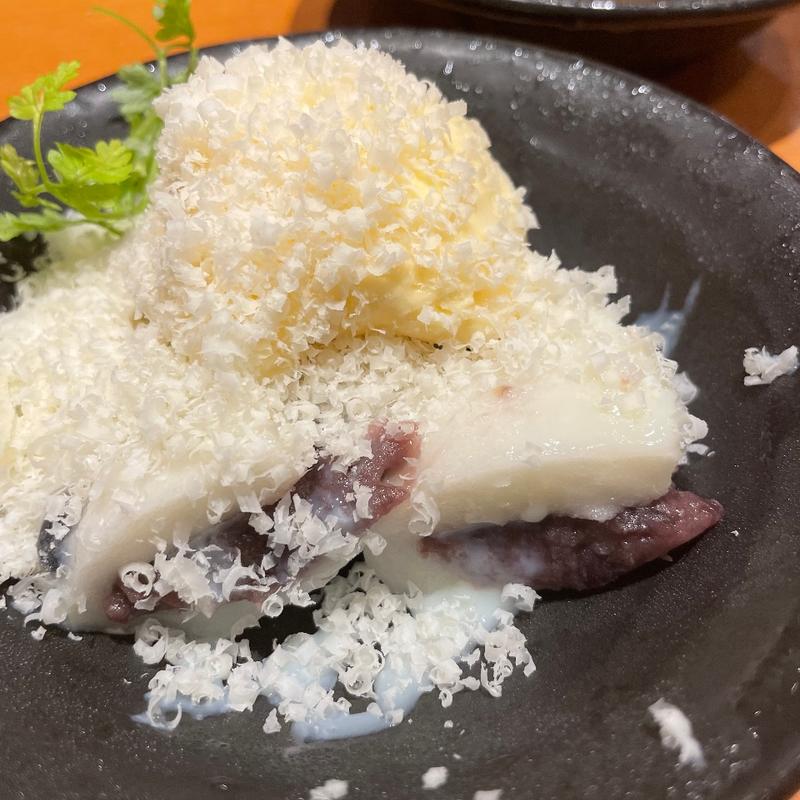 パウダースノウを纏ったバニラアイスと豆大福(さかなや道場 鶴見駅東口店)