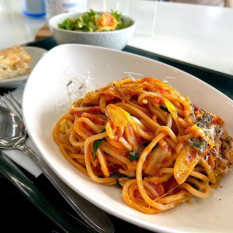 2色のニラ(黄ニラ、緑ニラ)とベーコンのトマトソース 大盛り(旬菜×パスタ DACCHA)