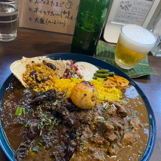 アアベルチキンカレーと週替りカレー2種あいがけ(スパイス玉子付き)(アアベルカレー)