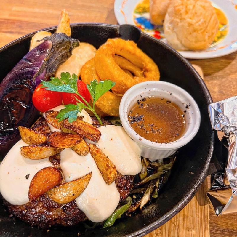ハンバーグ モッツァレラcheese揚げにんにくのグレービー(5 waters cafe)