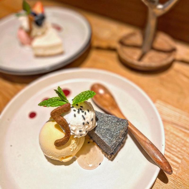 黒胡麻Cheese Cake はちみつソース(5 waters cafe)