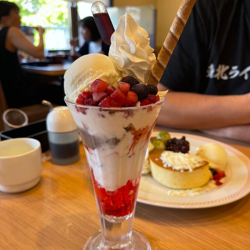 エレンの一口残らず駆逐してやる！ベリーとざくろパフェ(ジョイフル おもろまち店 )