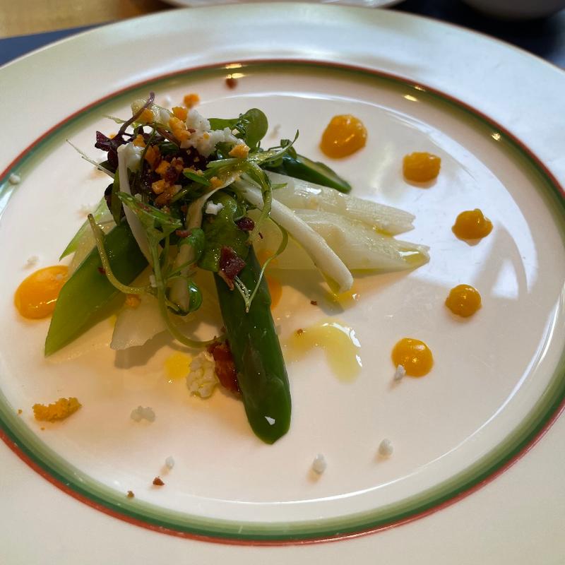 【前菜】 ■2色アスパラガスのサラダ ビスマルク仕立て　2時間フリーフロ(ガーデンキッチン「かるめら」)