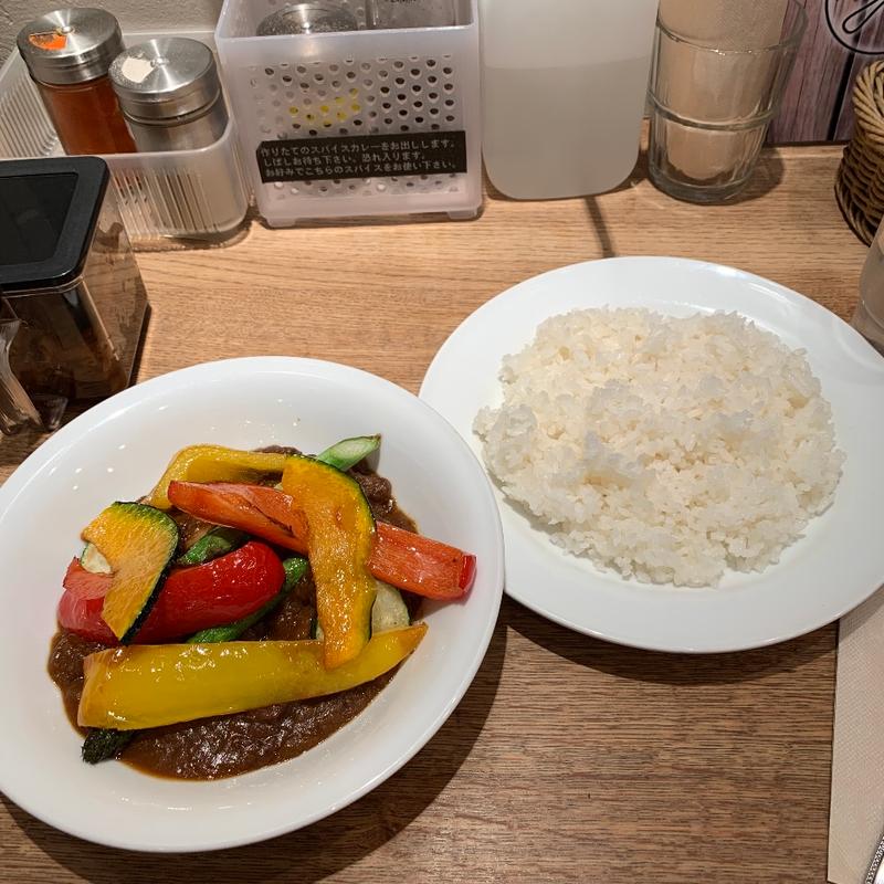 彩り野菜を食べるカレー(CLOVE(クローブ))