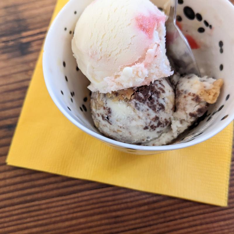 アイスクリームダブル(プラム山椒、ウォールナッツブラウニー)(Sunday bake shop)