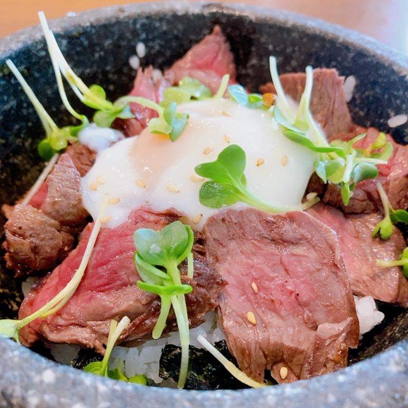 炭火焼きステーキ丼(炭火とワイン 巴里食堂)