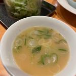 豚骨スープ(金龍ラーメン 西新地店)