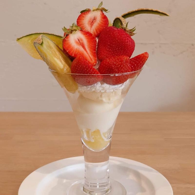 あまおうDXとクラウンメロンパフェ(果実店 Fruitier(フルティエ))