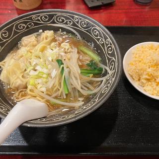 ワンタンメンと炒飯(東雲 )