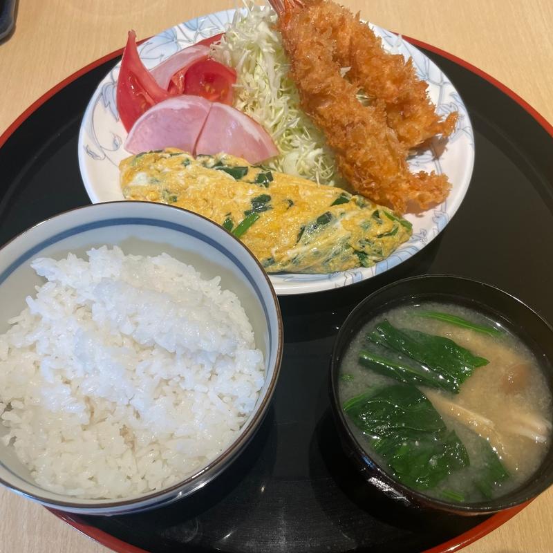 エビフライとニラ玉定食(善太郎食堂)