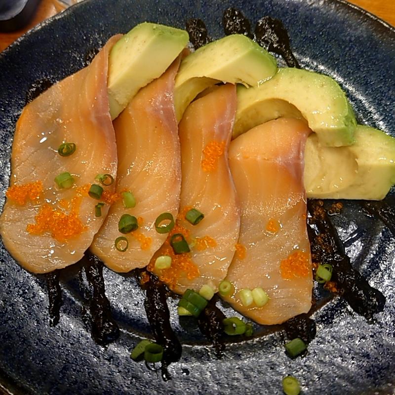 サーモンとアボカドカルパッチョ(炭火焼鳥 とり日和 まるべ 新橋烏森口店)