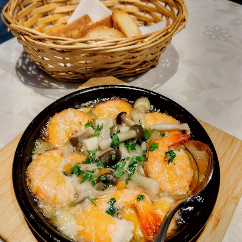 エビとキノコのアヒージョ(ヴェンティクワットロ （Venti quattro）)