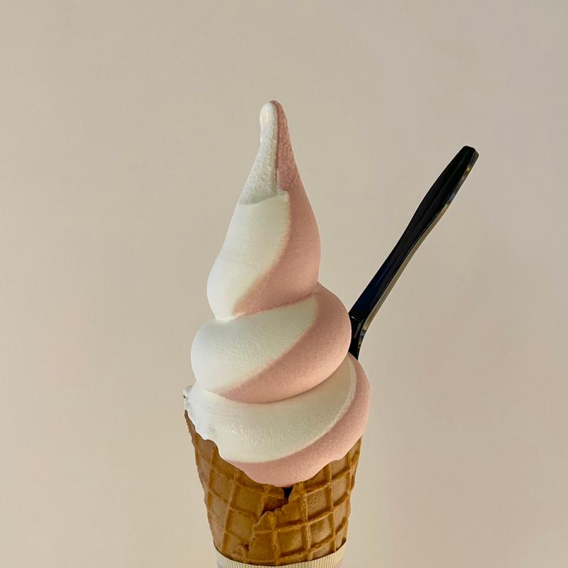 あまおう&北海道ミルクミックスソフトクリーム(CITY SHOP)